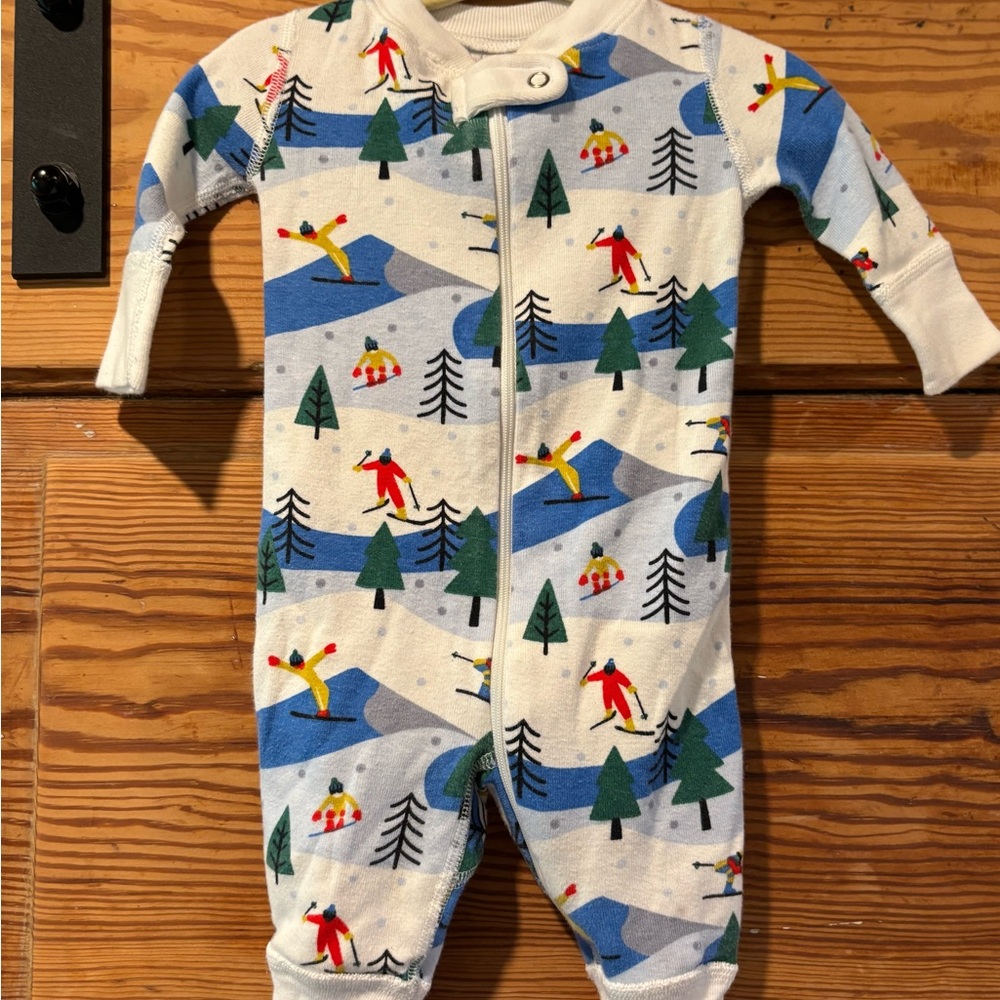 Hanna Andersson 2-Way Zip Sleeper with mountain skiing print, size 0-3 months